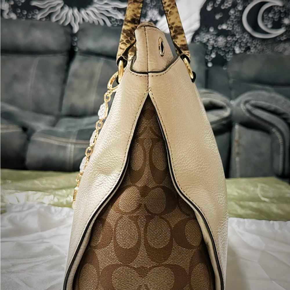 Coach shoulder bag Cream Leather Satchel with Signature Trim and Gold Hardware - Picture 15 of 17